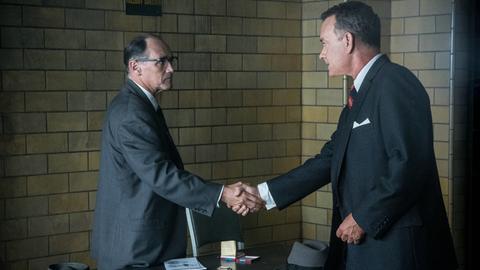 Rechtsanwalt James Donovan (Tom Hanks) soll den Sowjetagenten Rudolf Abel (Mark Rylance) verteidigen.