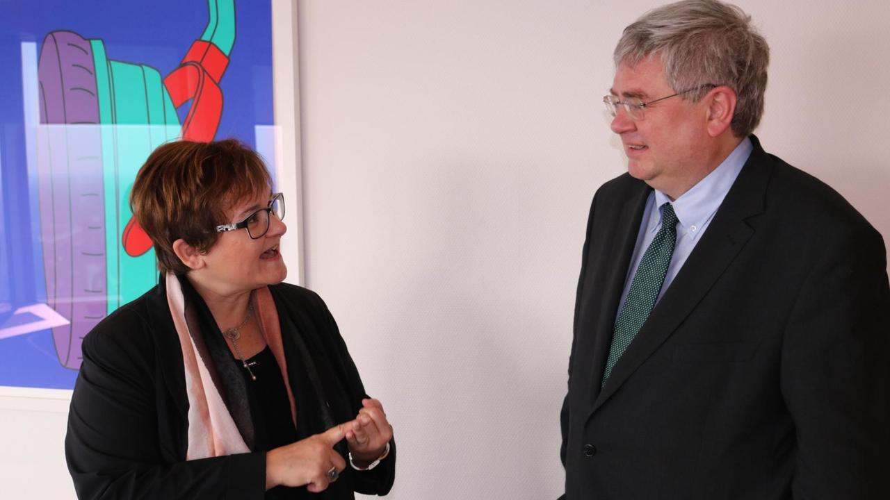 Sabine Lautenschläger, Mitglied des Direktoriums der Europäischen Zentralbank (li.) und Klemens Kindermann, Leiter DLF-Wirtschaftsredaktion (re.)