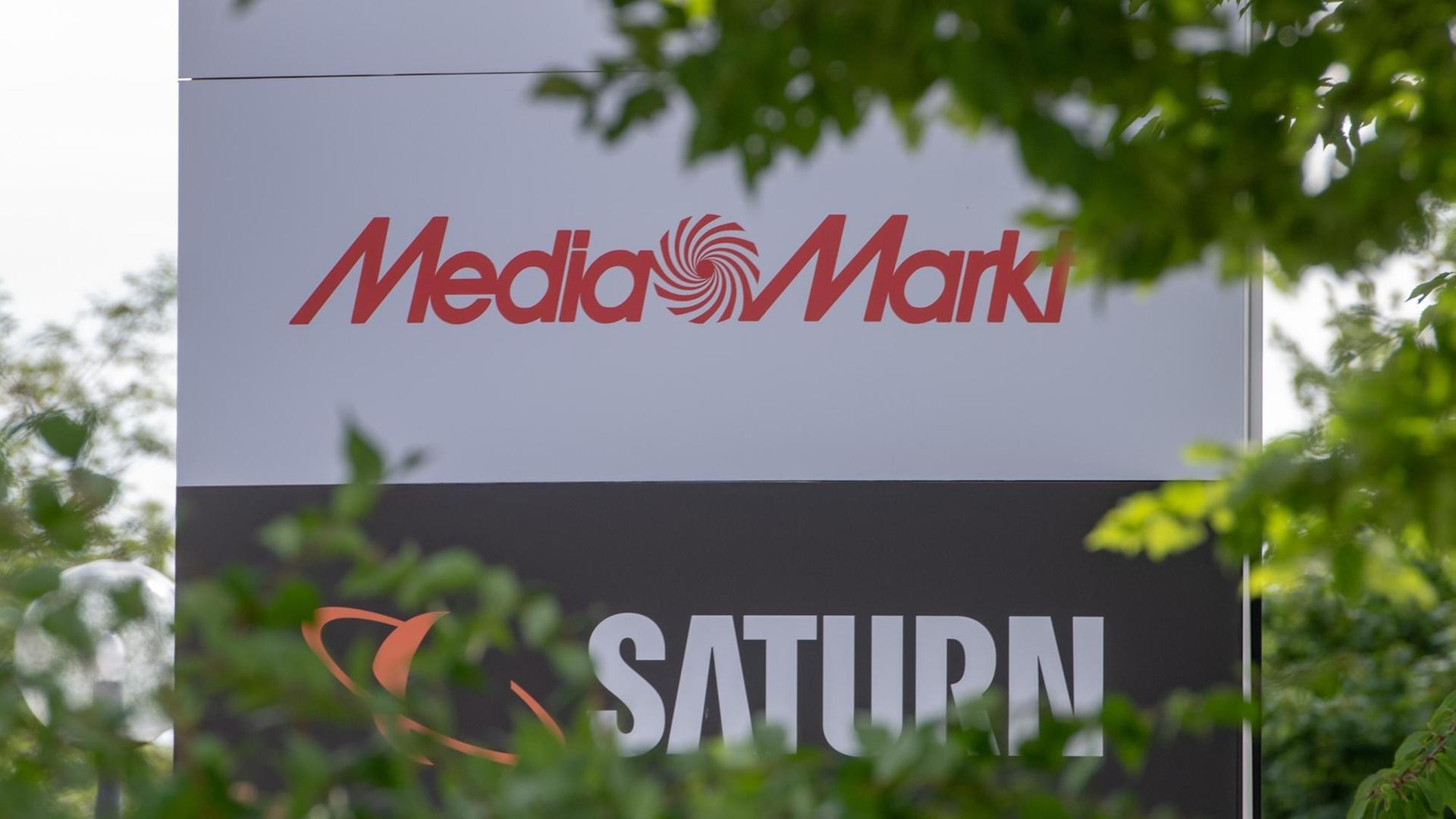 Ein Schild mit den Schriftzügen von Mediamarkt und Saturn vor der Firmenzentrale der Media-Saturn-Gruppe Ein Schild mit den Schriftzügen von Mediamarkt und Saturn vor der Firmenzentrale der Media-Saturn-Gruppe