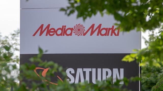Ein Schild mit den Schriftzügen von Mediamarkt und Saturn vor der Firmenzentrale der Media-Saturn-Gruppe