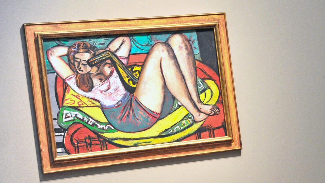 06.10.2011 in Frankfurt am Main im Städel Museum. Das Werk "Frau mit Mandoline in Gelb und Rot" von Max Beckmann 06.10.2011 in Frankfurt am Main im Städel Museum. Das Werk "Frau mit Mandoline in Gelb und Rot" von Max Beckmann