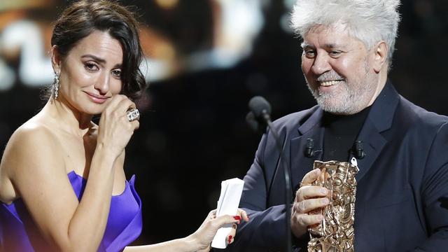 Die spanische Schauspielerin Penelope Cruz nimmt den Ehren-Cesar aus den Händen von Regisseur Pedro Aldomovar entgegen.
