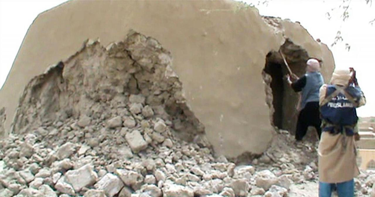 Bilder aus einem Video, das die Zerstörung von Mausoleen 2012 in Timbuktu zeigt.