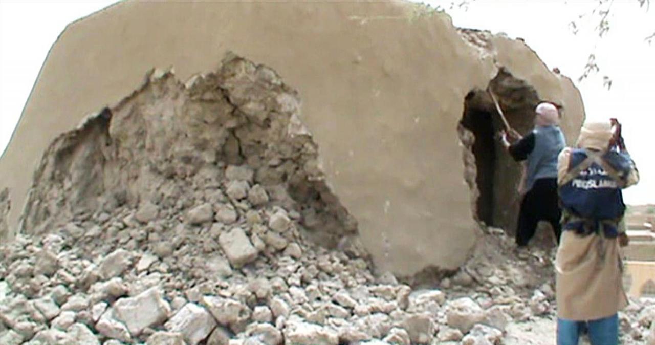 Bilder aus einem Video, das die Zerstörung von Mausoleen 2012 in Timbuktu zeigt. Bilder aus einem Video, das die Zerstörung von Mausoleen 2012 in Timbuktu zeigt.