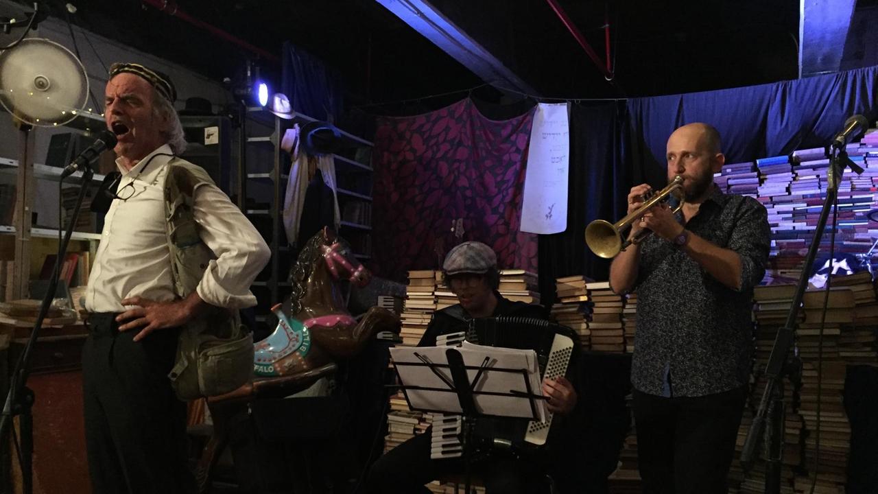 Mendy Cahan singt bei einem Konzert mit seiner Band. Mendy Cahan singt bei einem Konzert mit seiner Band.
