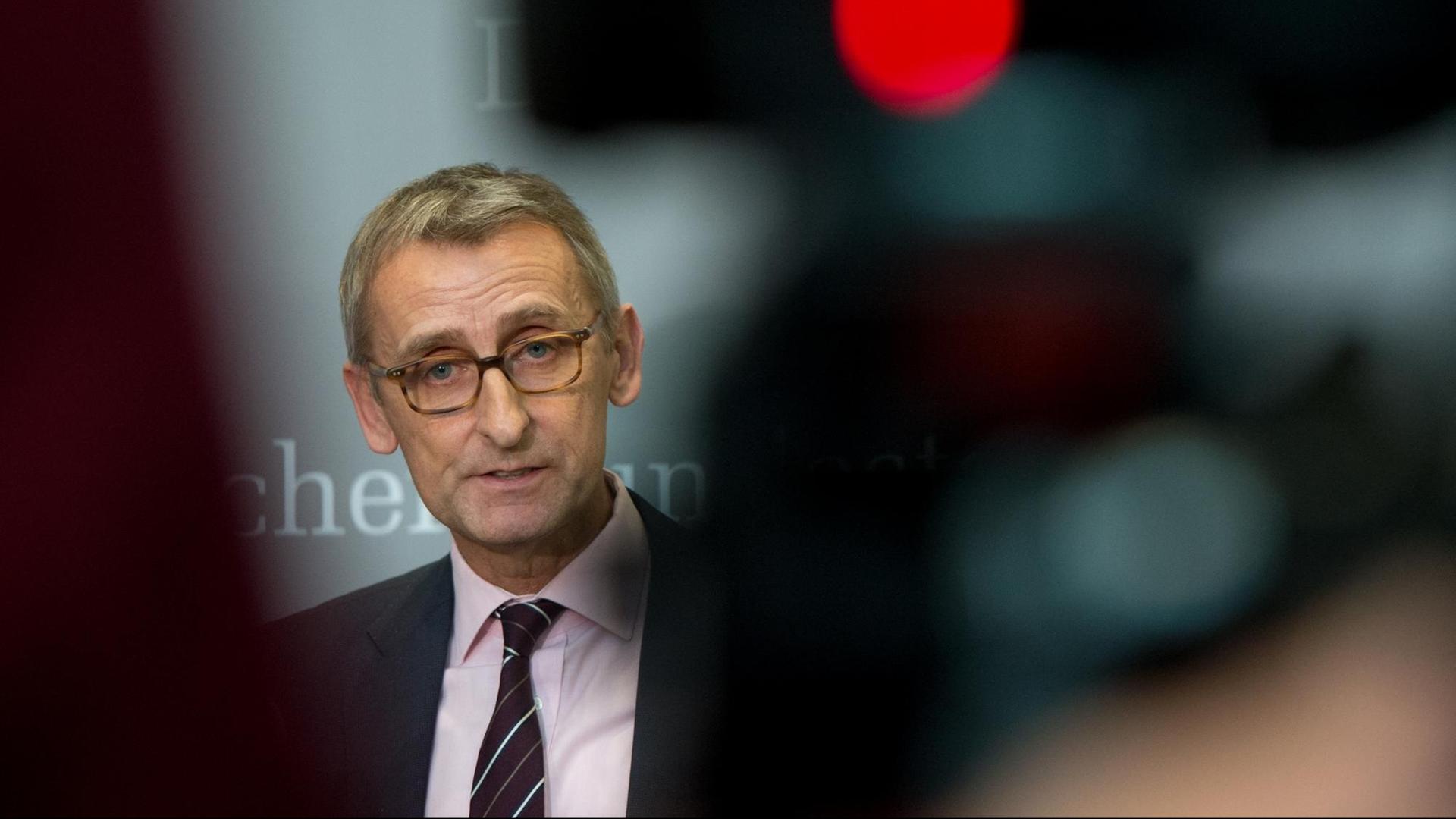Ausschussmitglied Armin Schuster (CDU) gibt am 05.02.2015 in Berlin in einer Pause der Sitzung des Untersuchungsausschuss des Bundestages in Berlin ein Statement ab. Foto: Maurizio Gambarini/dpa Ausschussmitglied Armin Schuster (CDU) gibt am 05.02.2015 in Berlin in einer Pause der Sitzung des Untersuchungsausschuss des Bundestages in Berlin ein Statement ab. Foto: Maurizio Gambarini/dpa