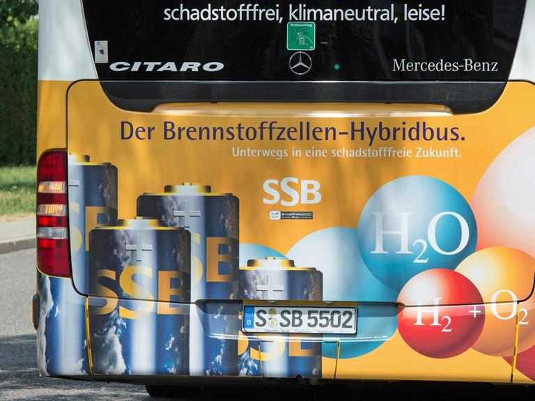 Heckansicht eines Brennstoffzellen-Hybridbus der Stuttgarter Straßenbahnen AG (SSB)