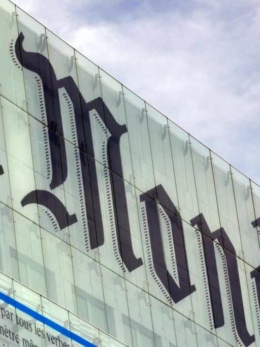 Auf dem Gebäude der französischen Tageszeitung "Le Monde" in Paris prangt der Name der Zeitung