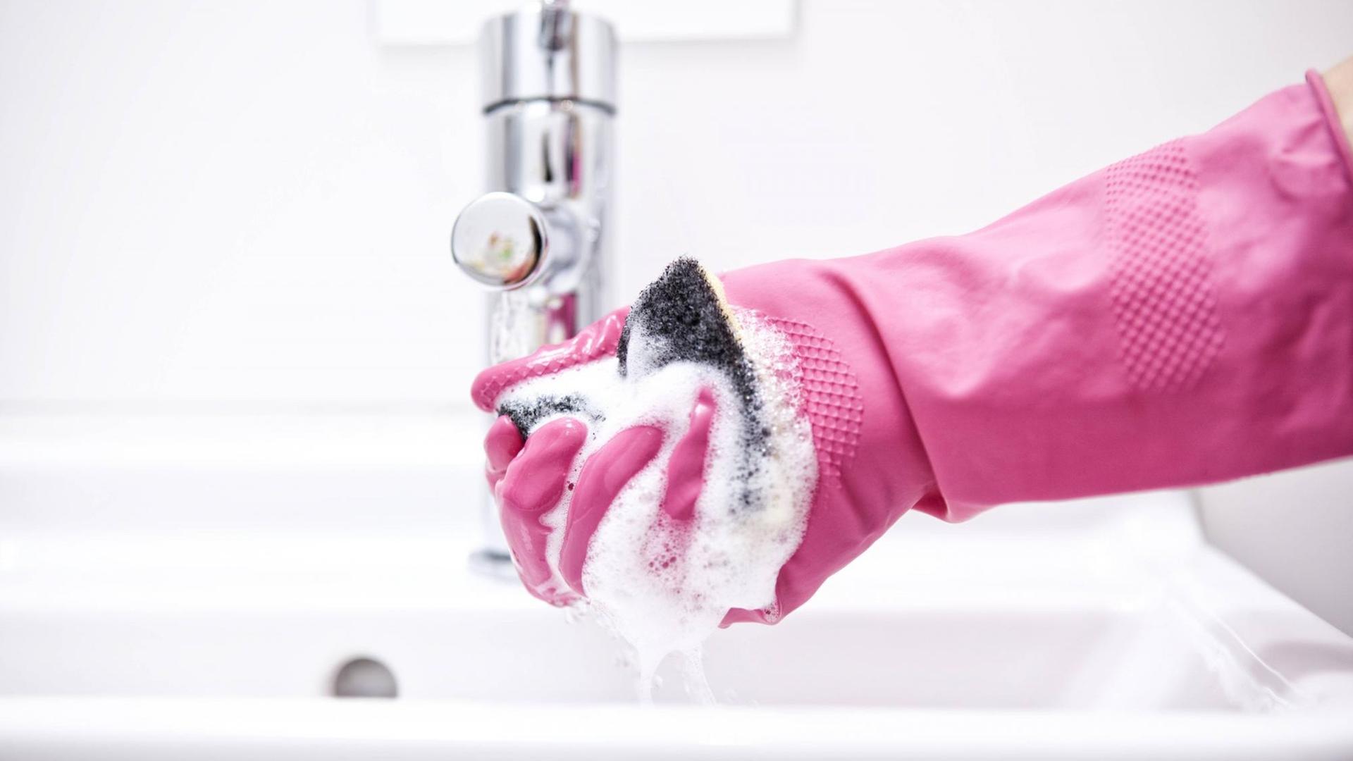Eine Frau putzt ein Badezimmer. Eine Frau putzt ein Badezimmer.
