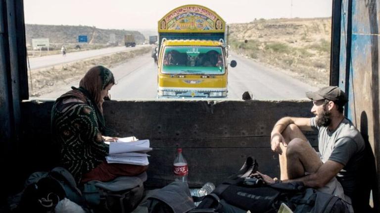 Gwendolin Weisser und Patrick Allgaier auf einem LkW in Pakistan. Gwendolin Weisser und Patrick Allgaier auf einem LkW in Pakistan.
