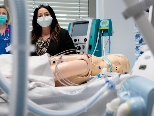 Dilek Kalayci, Berlins Gesundheitssenatorin, lässt sich auf der Intensivstation des Vivantes Humboldt-Klinikum im Stadtteil Reinickendorf die Beatmung an einer Dummy-Puppe zeigen.