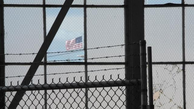 Eine US-Flagge weht am 21.08.2013 auf dem Gelände des geschlossenen Gefangenenlagers "Camp X-Ray" auf Guantánamo Bay auf Kuba.