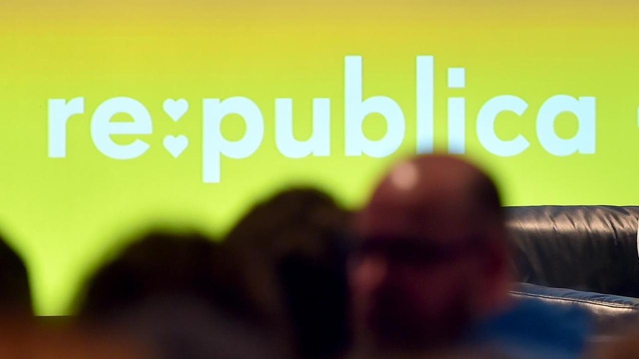 Das Logo der Republica, das mit Doppelpunkt geschrieben wird und sich re:publica liest.
