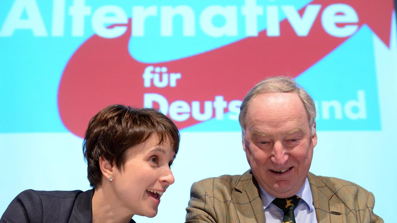 Frauke Petry (links) unterhält sich mit Alexander Gauland, dahinter das Logo der Alternative für Deutschland. Frauke Petry (links) unterhält sich mit Alexander Gauland, dahinter das Logo der Alternative für Deutschland.