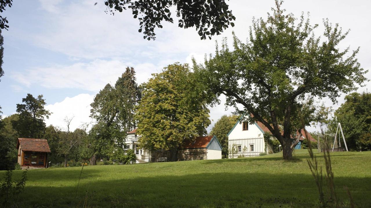 Das ehemalige Wohnhaus von Hans Fallada in Carwitz in Mecklenburg-Vorpommern. Das ehemalige Wohnhaus von Hans Fallada in Carwitz in Mecklenburg-Vorpommern.