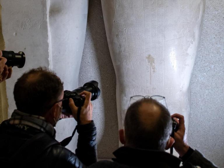 Medienvertreter fotografieren Spuren der Sachbeschädigungen an einem Sarkophag des Propheten Ahmose im Neuen Museum auf der Berliner Museumsinsel, aufgenommen am 21.10.2020.