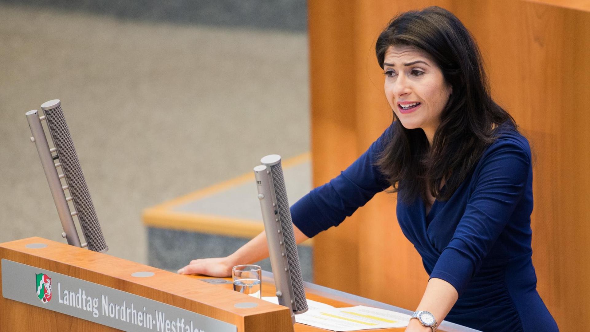 Serap Güler (CDU) spricht am 15.02.2017 im Landtag in Düsseldorf (Nordrhein-Westfalen). Serap Güler (CDU) spricht am 15.02.2017 im Landtag in Düsseldorf (Nordrhein-Westfalen).