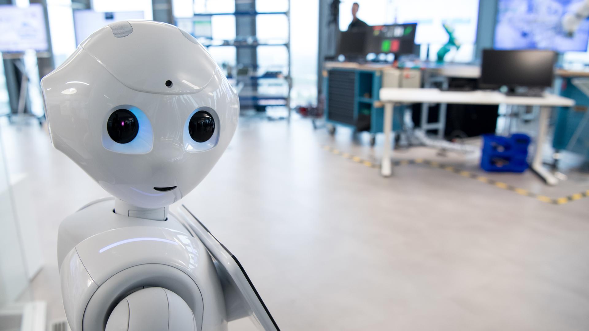 Der Roboter "Pepper" steht am 26.04.2017 in München (Bayern) in einem Showroom in der Firmenzentrale von IBM. Pepper ist ein humanoider Roboter, der darauf programmiert ist, Menschen und deren Mimik und Gestik zu analysieren Der Roboter "Pepper" steht am 26.04.2017 in München (Bayern) in einem Showroom in der Firmenzentrale von IBM. Pepper ist ein humanoider Roboter, der darauf programmiert ist, Menschen und deren Mimik und Gestik zu analysieren