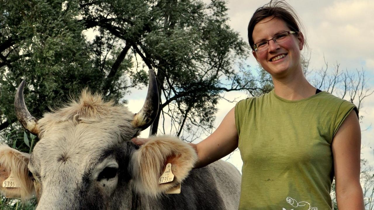 Bio-Bäuerin Anja Hradetzky mit Kuh Emmily. Bio-Bäuerin Anja Hradetzky mit Kuh Emmily.