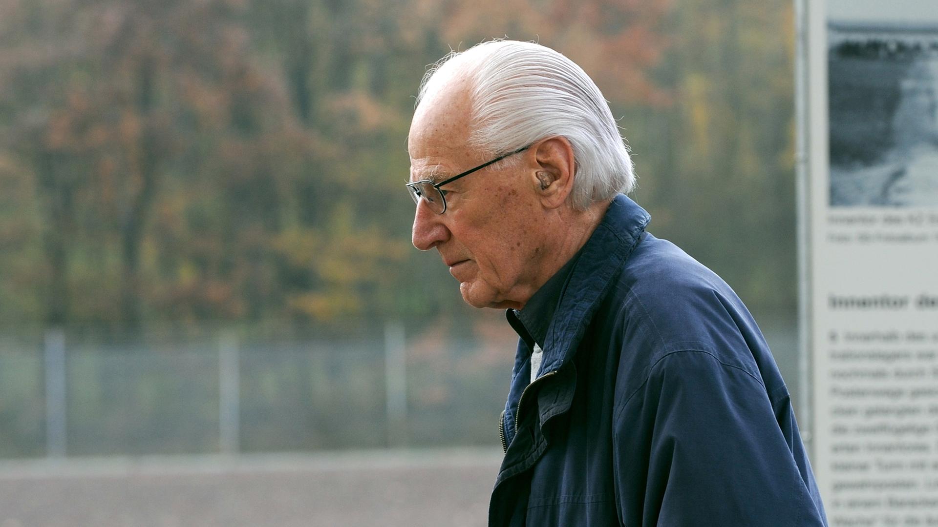 Der ehemalige Häftling im KZ Esterwegen, Ludwig Baumann, schaut sich am Montag (31.10.2011) in der Gedenkstätte Esterwegen (Kreis Emsland) um. Die Gedenkstätte wurde als "Ort für das Gedenken mit Raum für eigene Gedanken" kurz danach feierlich eröffnet. Im Hintergrund ist das Barackengelände des einstigen Konzentrations- und Strafgefangenenlagers der Nationalsozialisten zu sehen. Der ehemalige Häftling im KZ Esterwegen, Ludwig Baumann, schaut sich am Montag (31.10.2011) in der Gedenkstätte Esterwegen (Kreis Emsland) um. Die Gedenkstätte wurde als "Ort für das Gedenken mit Raum für eigene Gedanken" kurz danach feierlich eröffnet. Im Hintergrund ist das Barackengelände des einstigen Konzentrations- und Strafgefangenenlagers der Nationalsozialisten zu sehen.