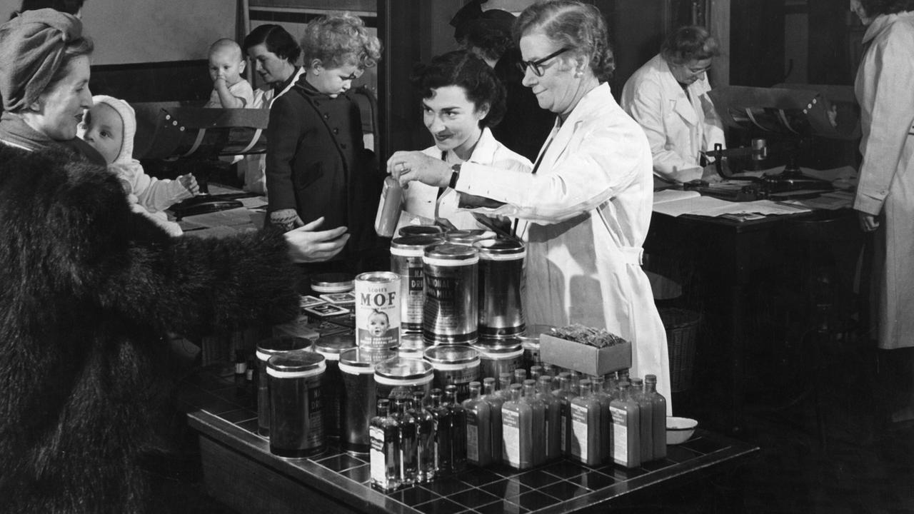 Wohlfahrtszentrum, Aufnahme aus dem Jahr 1900: Mütter erhlaten hier Trockenmilch, Orangensaft und Lebetran. Wohlfahrtszentrum, Aufnahme aus dem Jahr 1900: Mütter erhlaten hier Trockenmilch, Orangensaft und Lebetran.