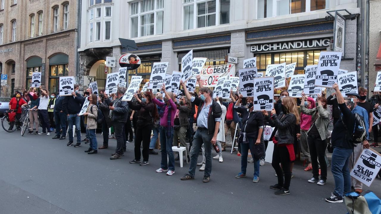 Demonstranten halten vor dem Kisch & Co Plakate mit den Namen der Hauseigentümer in die Höhe. Demonstranten halten vor dem Kisch & Co Plakate mit den Namen der Hauseigentümer in die Höhe.
