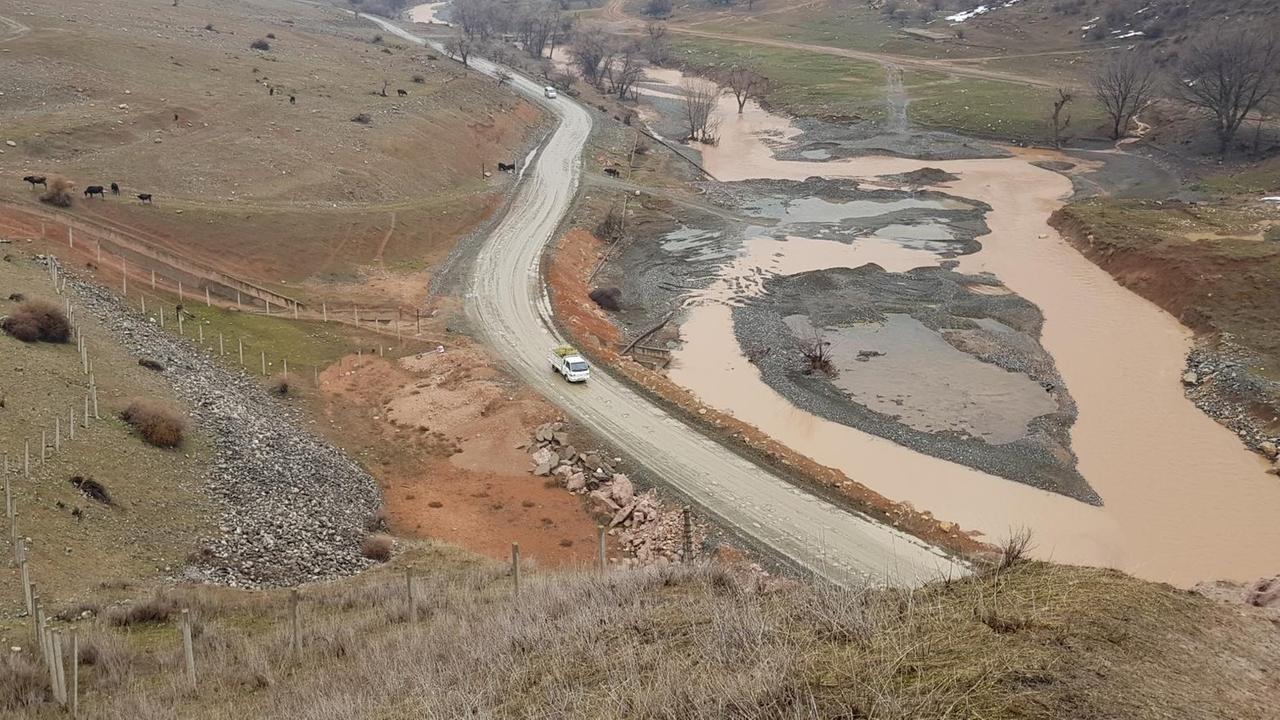 Blick auf den Mailuu-Suu-Fluss, links und rechts sind die Dämme der Absetzbecken 5 und 7 zu sehen Blick auf den Mailuu-Suu-Fluss, links und rechts sind die Dämme der Absetzbecken 5 und 7 zu sehen