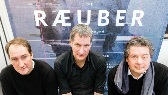 Reimer Bustorff (l-r) und Marcus Wiebusch, Musiker der Band Kettcar sowie Daniel Karasek, Generalintendant des Schauspiels Kiel, vor dem Plakat zur Inszenierung "Die Räuber"