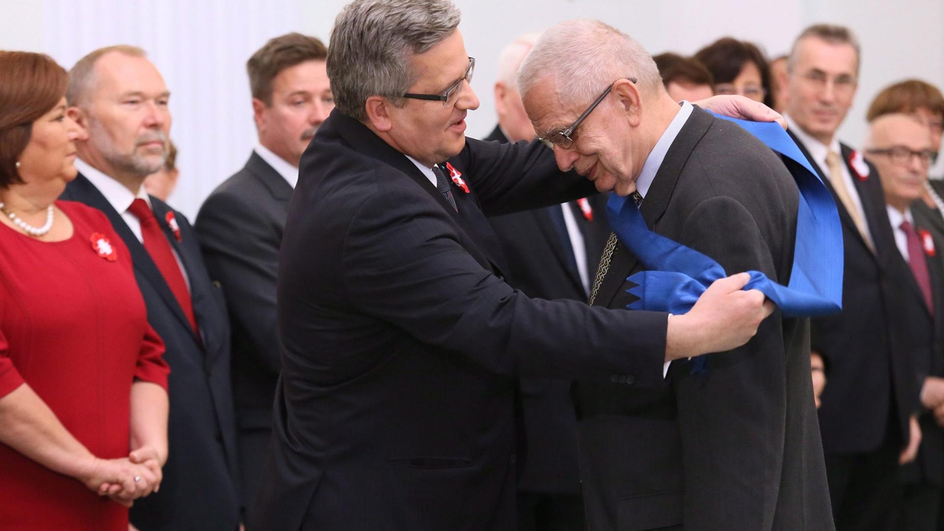 Der litauische Dichter Tomas Venclova (r) erhält am 11.11.2013 von Polens Präsident Bronislaw Komorowski den Verdienstorden der Republik Polen. Der litauische Dichter Tomas Venclova (r) erhält am 11.11.2013 von Polens Präsident Bronislaw Komorowski den Verdienstorden der Republik Polen.