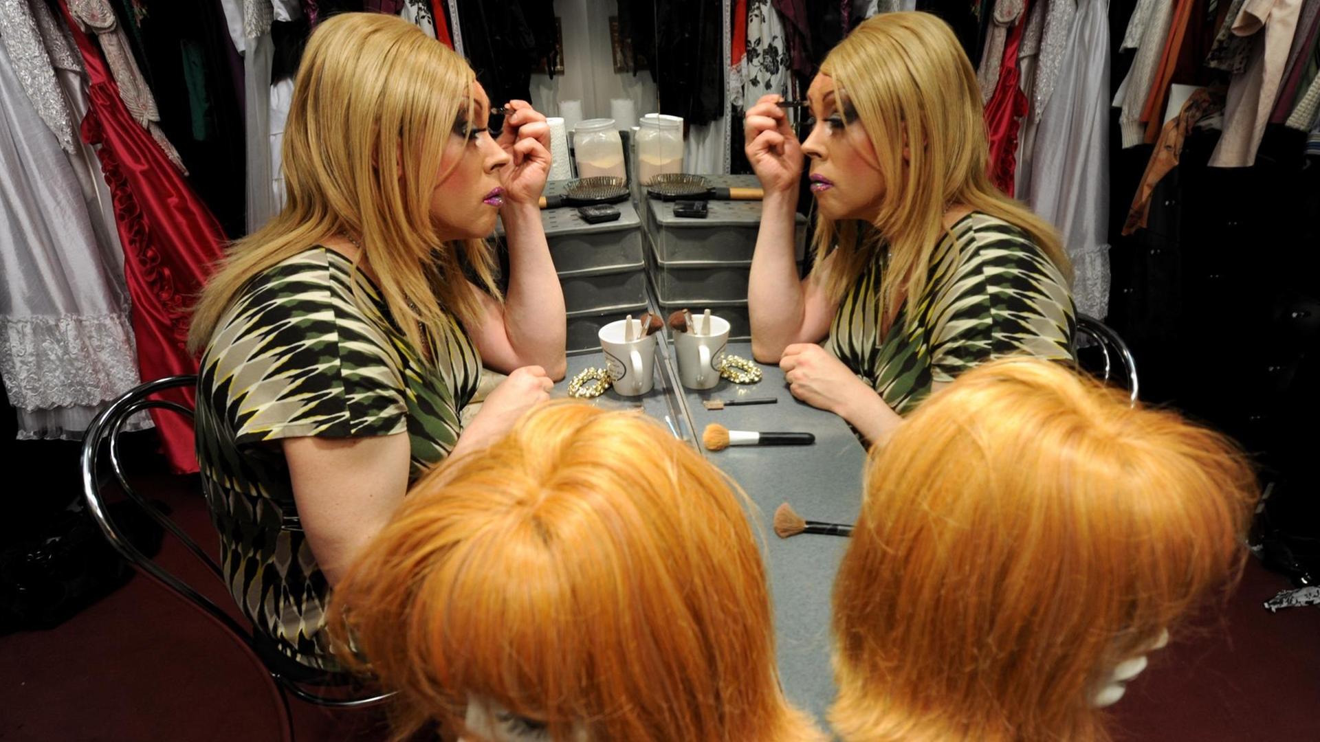 Drag Queen "Jessica Walker" alias Jens schminkt sich am Donnerstagabend (19.08.2010) am Rande der Bahnhofsviertelnacht in Frankfurt am Main in der Damenboutique für den Herrn "Transnormal". Drag Queen "Jessica Walker" alias Jens schminkt sich am Donnerstagabend (19.08.2010) am Rande der Bahnhofsviertelnacht in Frankfurt am Main in der Damenboutique für den Herrn "Transnormal".
