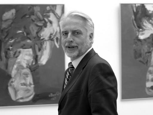 Der damalige Generaldirektor der Staatlichen Kunstsammlungen Dresden, Martin Roth, steht am 18.06.2010 in Dresden (Sachsen) im Albertinum vor Gemälden von Georg Baselitz.