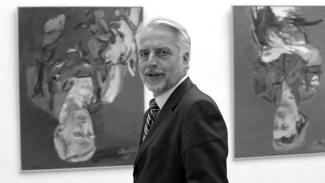 Der damalige Generaldirektor der Staatlichen Kunstsammlungen Dresden, Martin Roth, steht am 18.06.2010 in Dresden (Sachsen) im Albertinum vor Gemälden von Georg Baselitz.