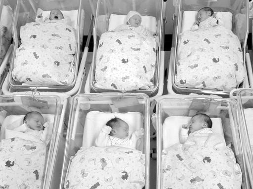 Viele Babys liegen zusammen auf der Neugeborenenstation. Mehr als 300.000 Babys sollen in der Zeit von Francisco Franco in Spanien verschwunden sein. 