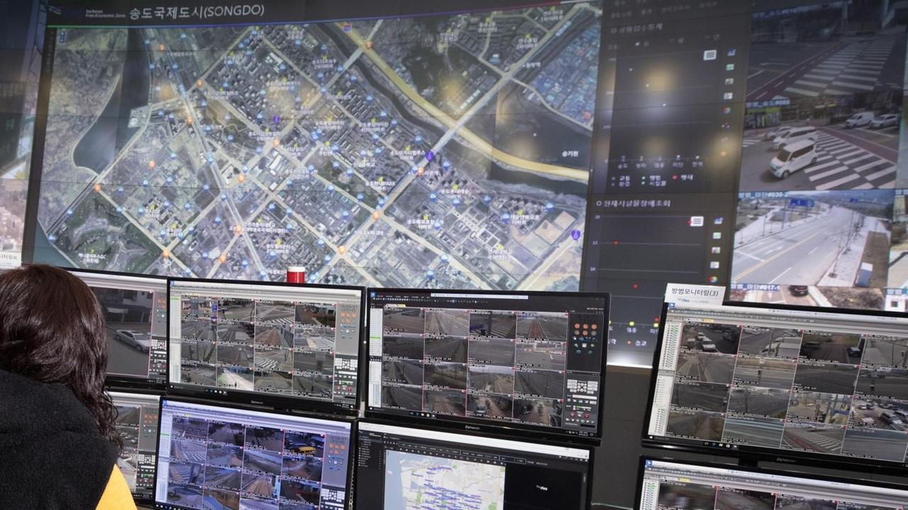 Der Kontrollraum der Smart City in Songdo, Südkorea. Zahlreiche Bildschirme zeigen verschiedene Ansichten der Stadt. Der Kontrollraum der Smart City in Songdo, Südkorea. Zahlreiche Bildschirme zeigen verschiedene Ansichten der Stadt.