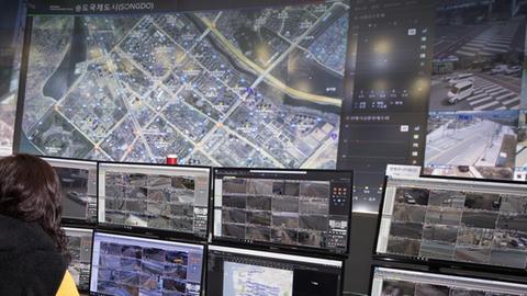 Der Kontrollraum der Smart City in Songdo, Südkorea. Zahlreiche Bildschirme zeigen verschiedene Ansichten der Stadt.