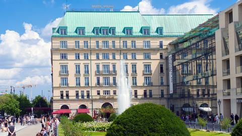 Das Hotel Adlon am Pariser Platz in Berlin, rechts die Akademie der Künste, in der wir die Sendung "Wortwechsel" aufgezeichnet haben