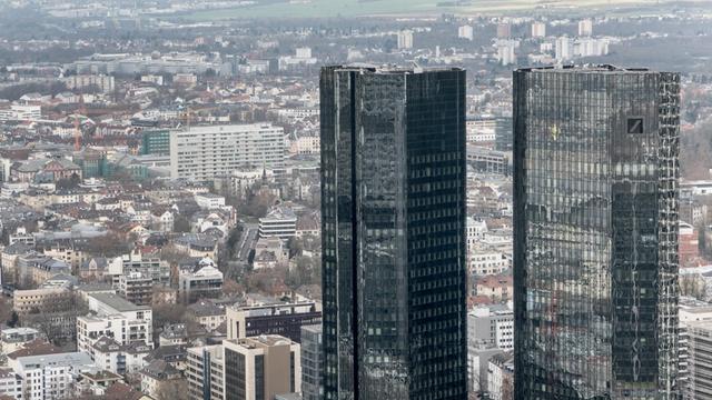 Der Doppelturm der Zentrale der Deutschen Bank am 12.02.2016 in der Innenstadt von Frankfurt am Main (Hessen).