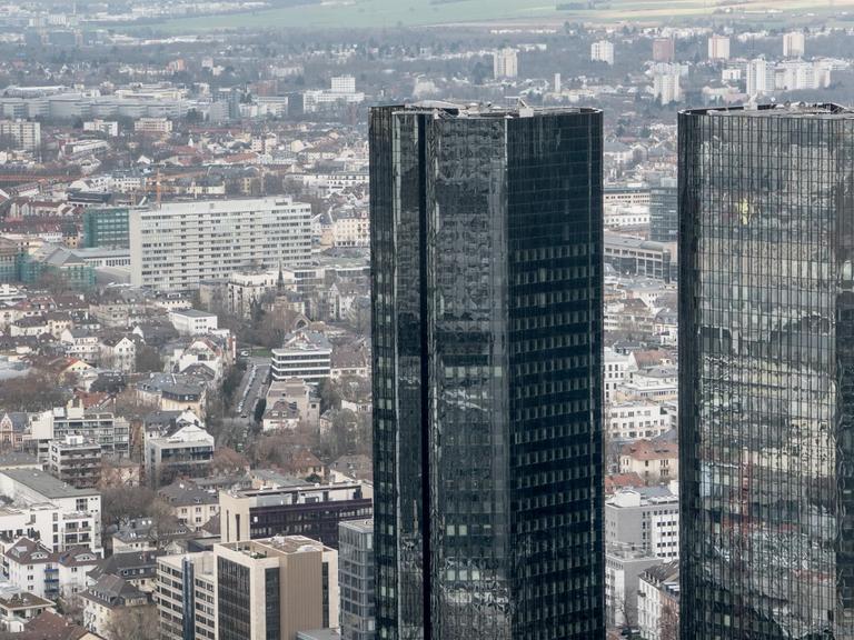 Der Doppelturm der Zentrale der Deutschen Bank am 12.02.2016 in der Innenstadt von Frankfurt am Main (Hessen).