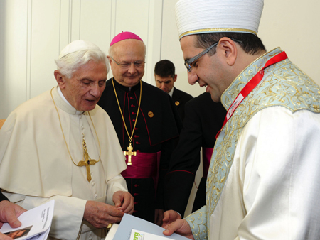 Der ehemalige Papst Benedikt in Berlin beim Zusammentreffen mit Ali Dere, Professor für für islamische Theologie.