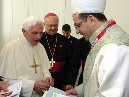 Der ehemalige Papst Benedikt in Berlin beim Zusammentreffen mit Ali Dere, Professor für für islamische Theologie. Der ehemalige Papst Benedikt in Berlin beim Zusammentreffen mit Ali Dere, Professor für für islamische Theologie.