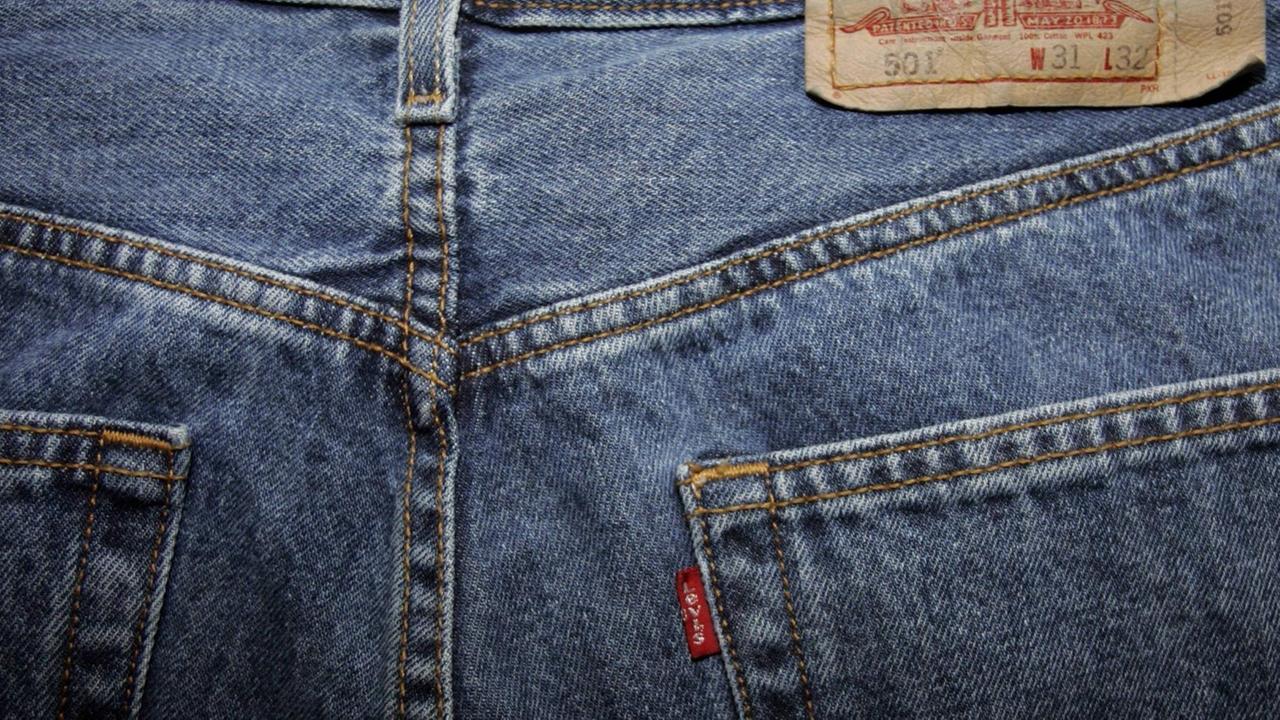 Die Rückseite einer Levi's Jeans mit Gesäßtasche Die Rückseite einer Levi's Jeans mit Gesäßtasche
