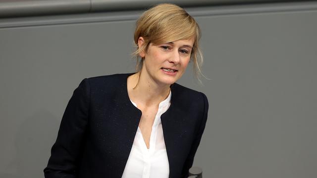 Die Abgeordnete Christina Kampmann (SPD) spricht am 04.12.2014 während der Debatte um Aufnahme von Flüchtlingen im Deutschen Bundestag in Berlin. Foto: Wolfgang Kumm/dpa