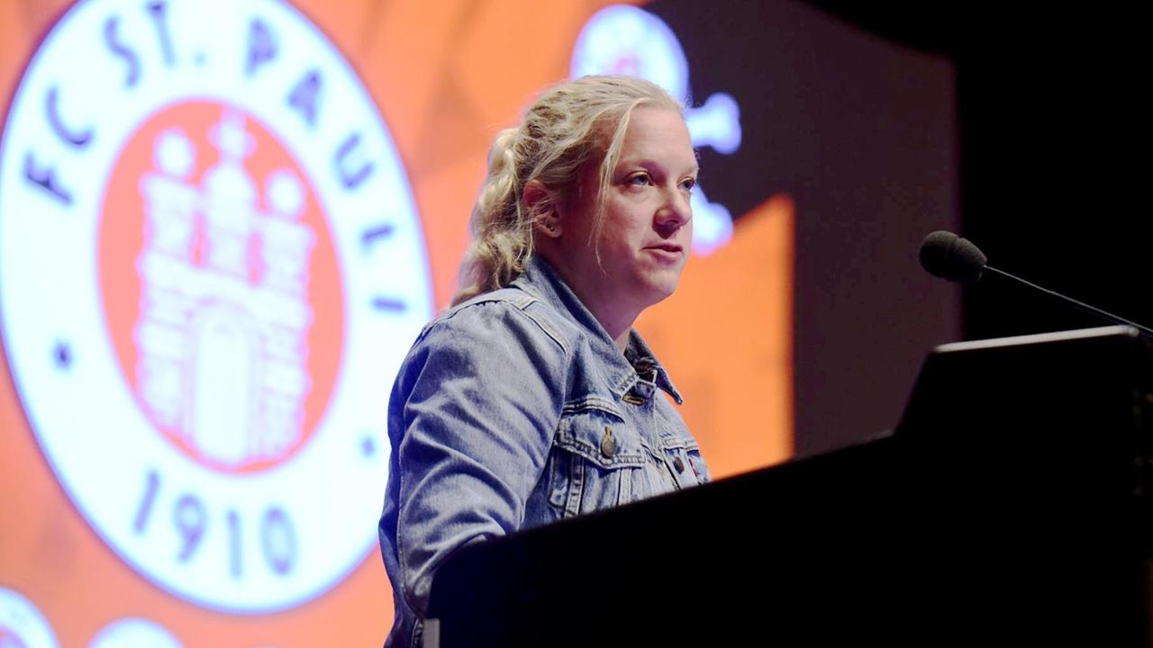 FC St. Pauli-Aufsichtsratvorsitzende Sandra Schwedler spricht in ein Mikrofon an einem Rednerpult FC St. Pauli-Aufsichtsratvorsitzende Sandra Schwedler spricht in ein Mikrofon an einem Rednerpult