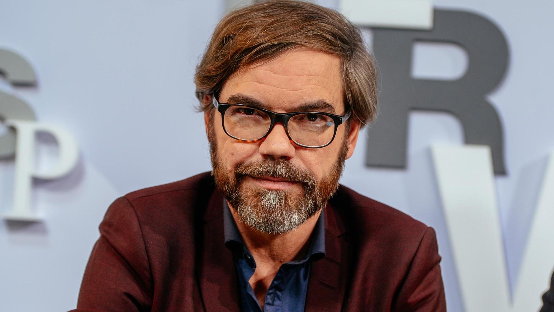 Schriftsteller David Wagner sitzt während der Frankfurter Buchmesse am 11.10.2017 in Frankfurt am Main auf dem Blauen Sofa. Schriftsteller David Wagner sitzt während der Frankfurter Buchmesse am 11.10.2017 in Frankfurt am Main auf dem Blauen Sofa.