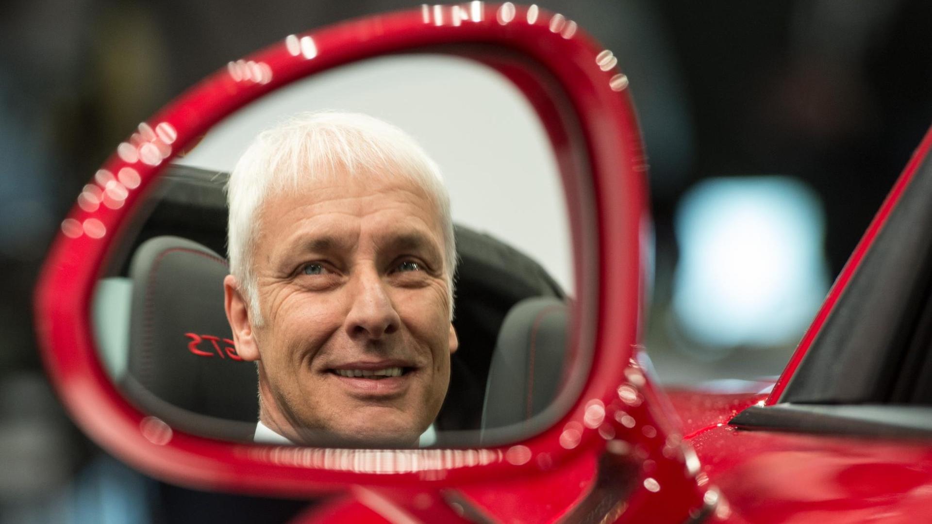 Der Vorstandsvorsitzende der Porsche AG, Matthias Müller spiegelt sich am 13.03.2015 in Stuttgart (Baden-Württemberg) im Rückspiegel eines Porsche 911 Targa 4GTS vor der Jahrespressekonferenz des Unternehmens.