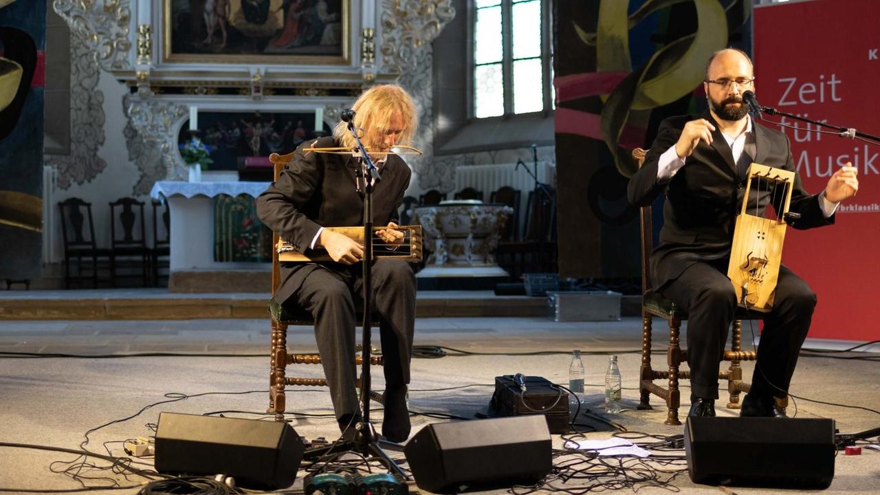 Die beiden Musiker des Duos Puulup spielen in einer Kirche während des Rudolstadtfestivals 2018