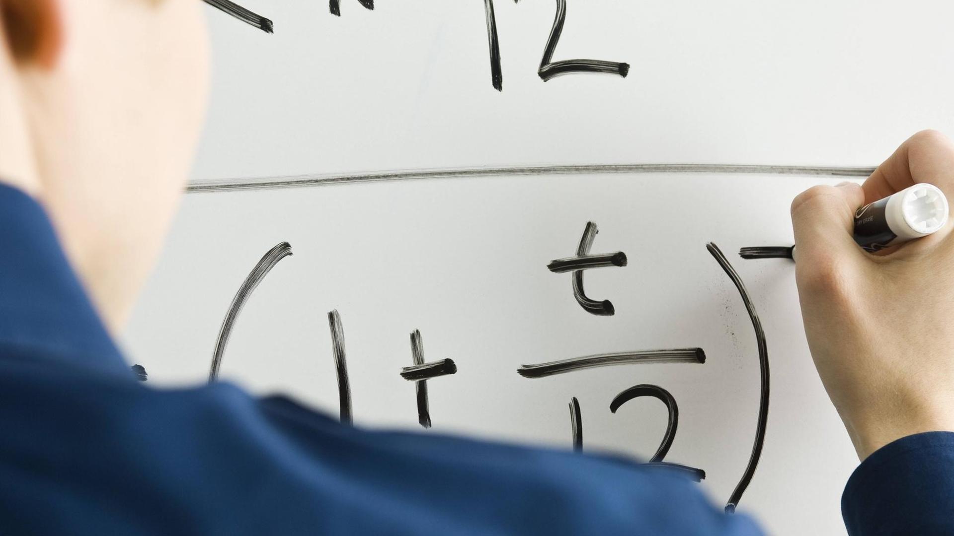 Writing mathematic equation on whiteboard PUBLICATIONxINxGERxSUIxAUTxONLY Copyright: MichèlexConstantini B75193606