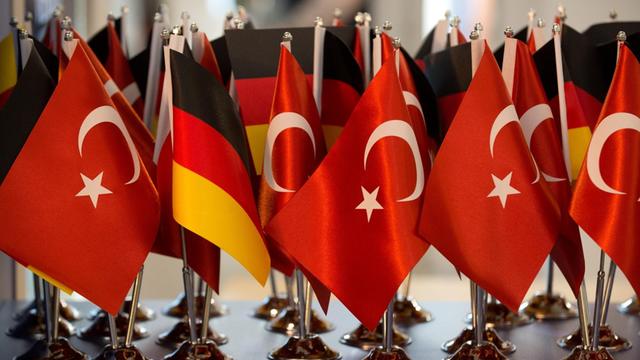  Deutsche und türkische Flaggen, aufgenommen an einem Messestand auf der Messe Stuttgart 2017