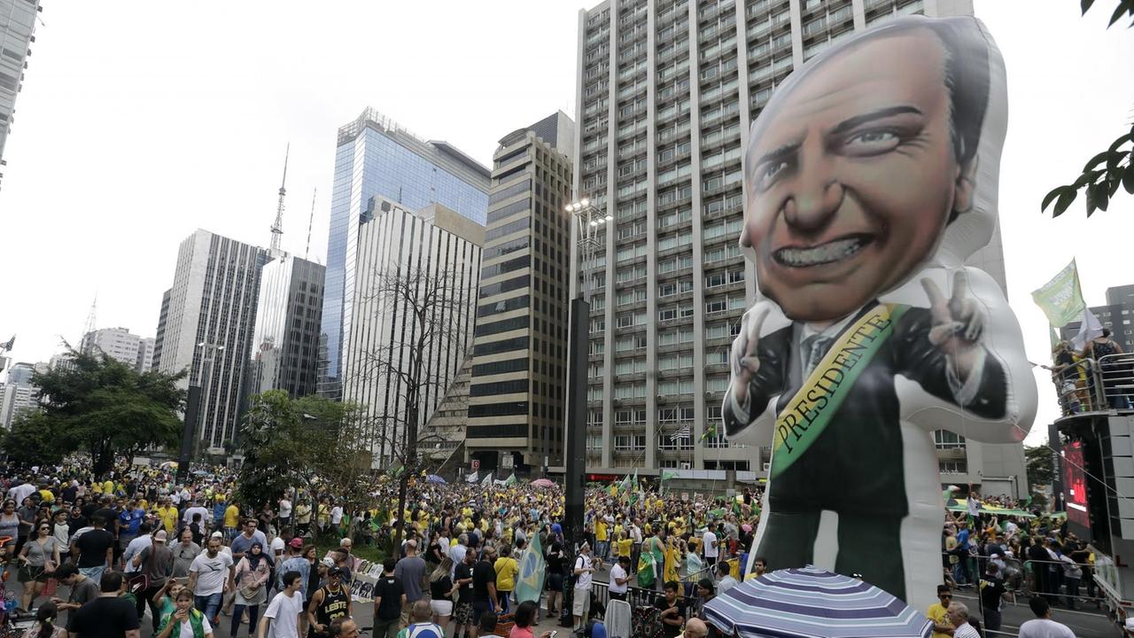 Ein großer Ballon in Form des brasilianischen Präsidentschaftskandidaten Jair Bolsonaro schwebtr über der Menge seiner Anhänger, die in Sao Paulo auf die Straße gegangen sind