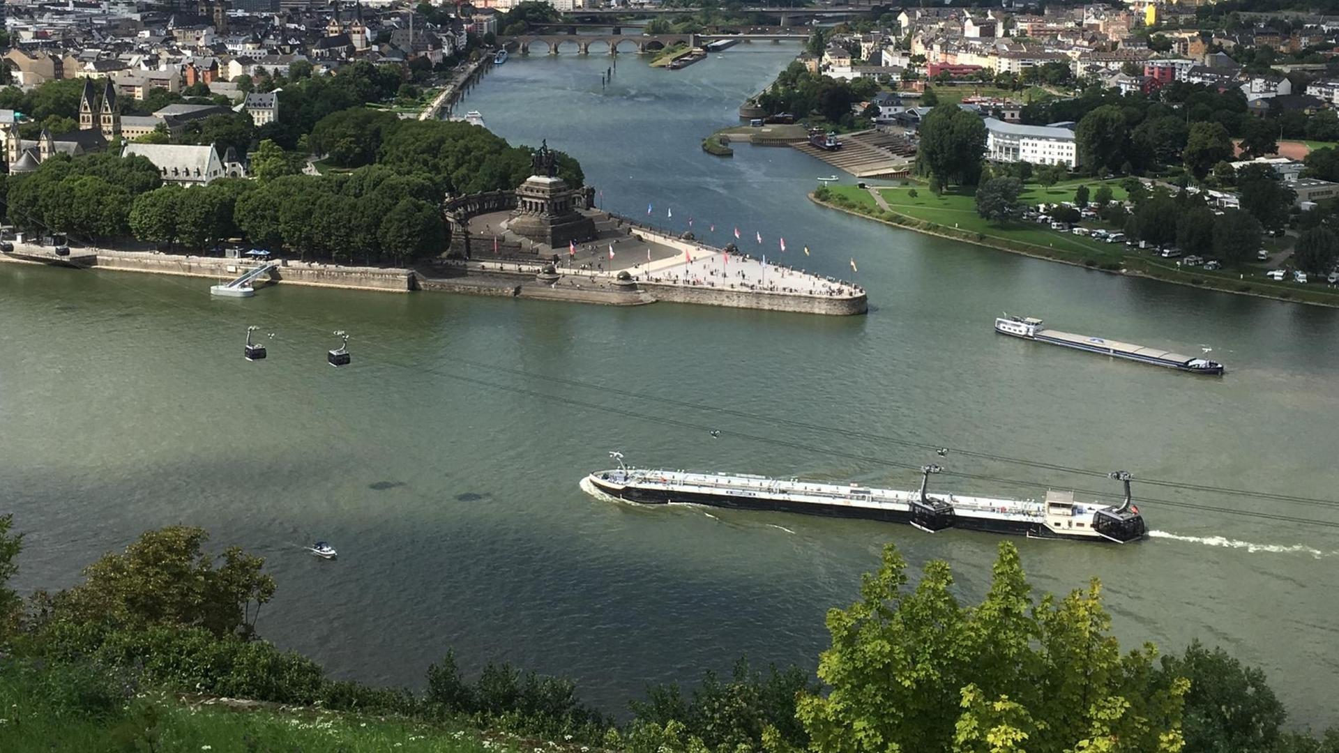 Das Foto zeigt den Rhein bei Koblenz, fotografiert von der Festung Ehrenbreitstein.